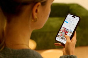 une personne scrolle sur un smartphone