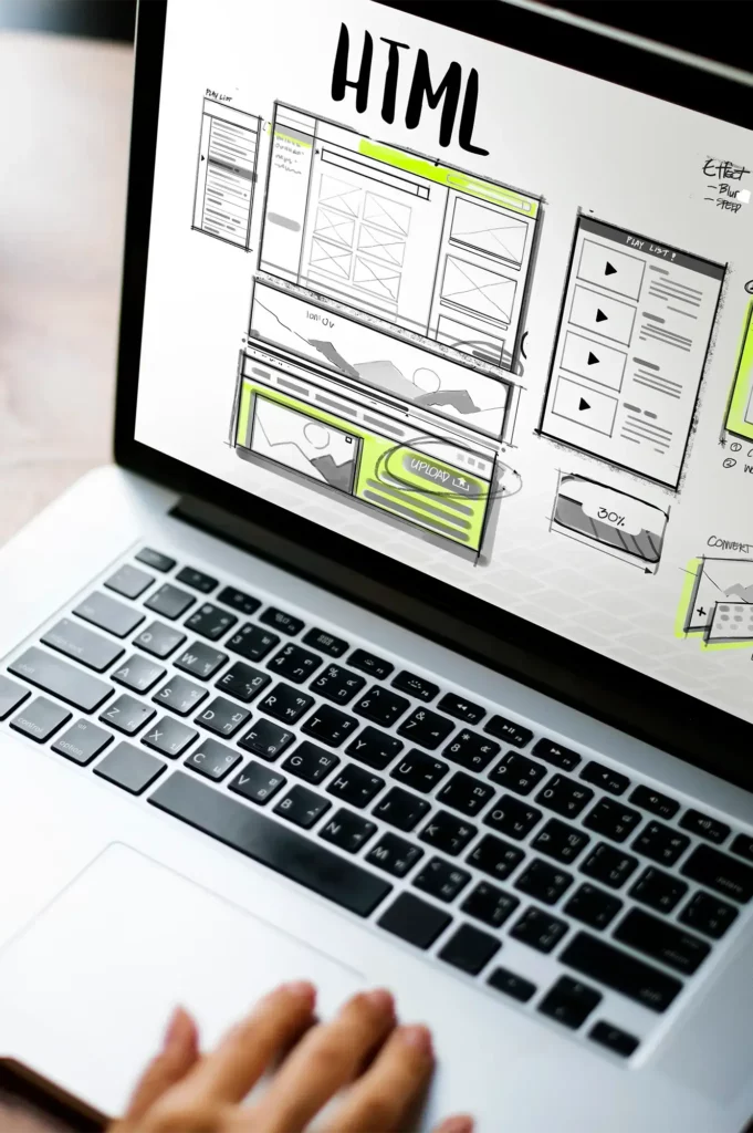 Wireframe de site web affiché sur un ordinateur portable