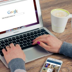 une dame effectue des recherches sur Google