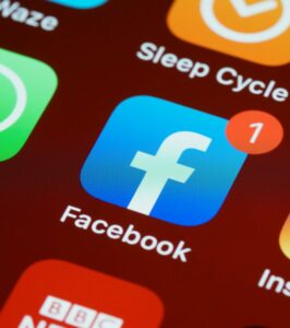 écran de smartphone sur lequel on voit l'application Facebook avec une notification