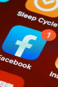 Écran de smartphone sur lequel on voit l'application Facebook avec une notification