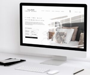 Un ordinateur avec une page d'accueil de site web affichée à l'écran