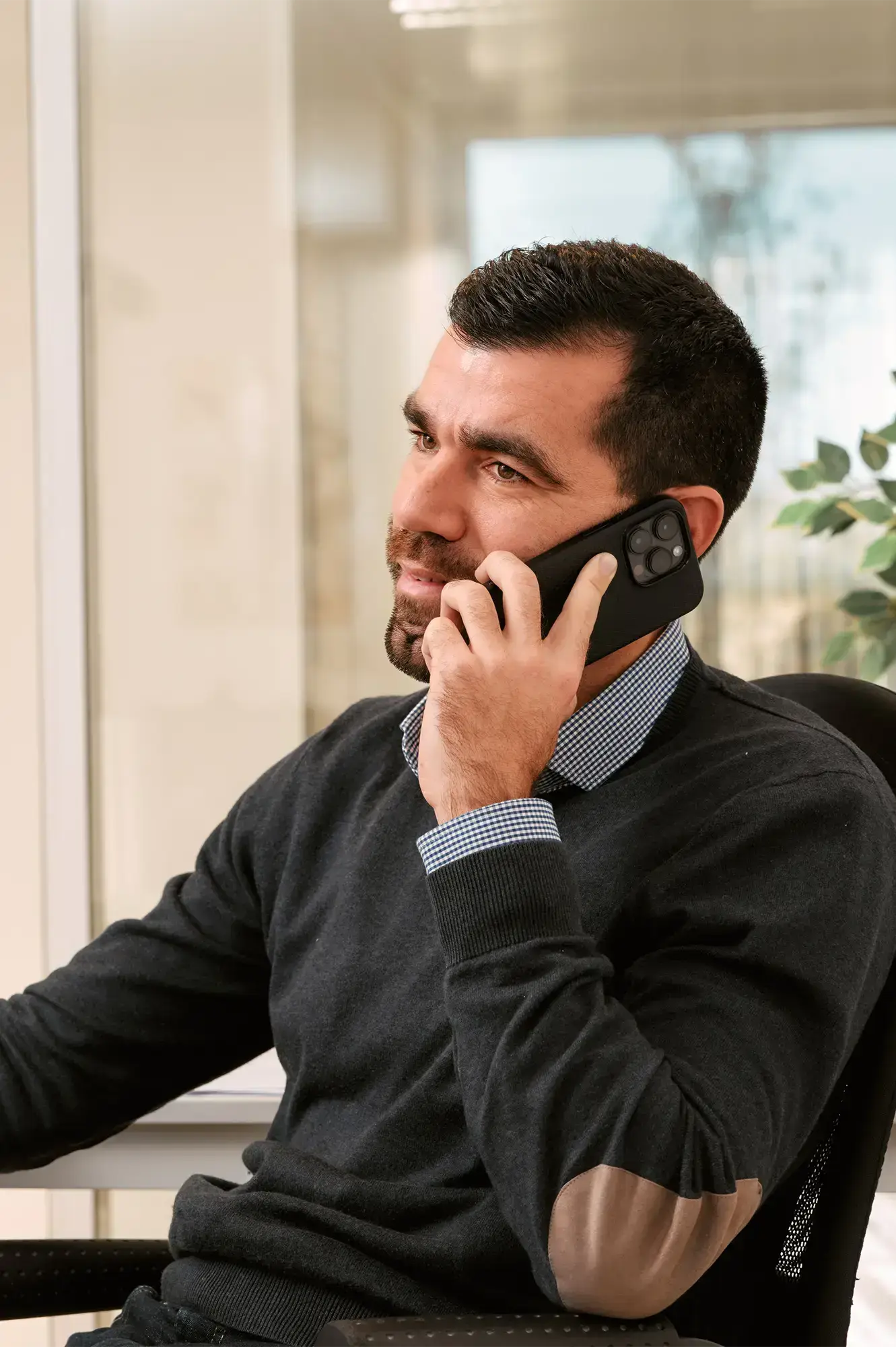 Commercial assis au téléphone avec un partenaire
