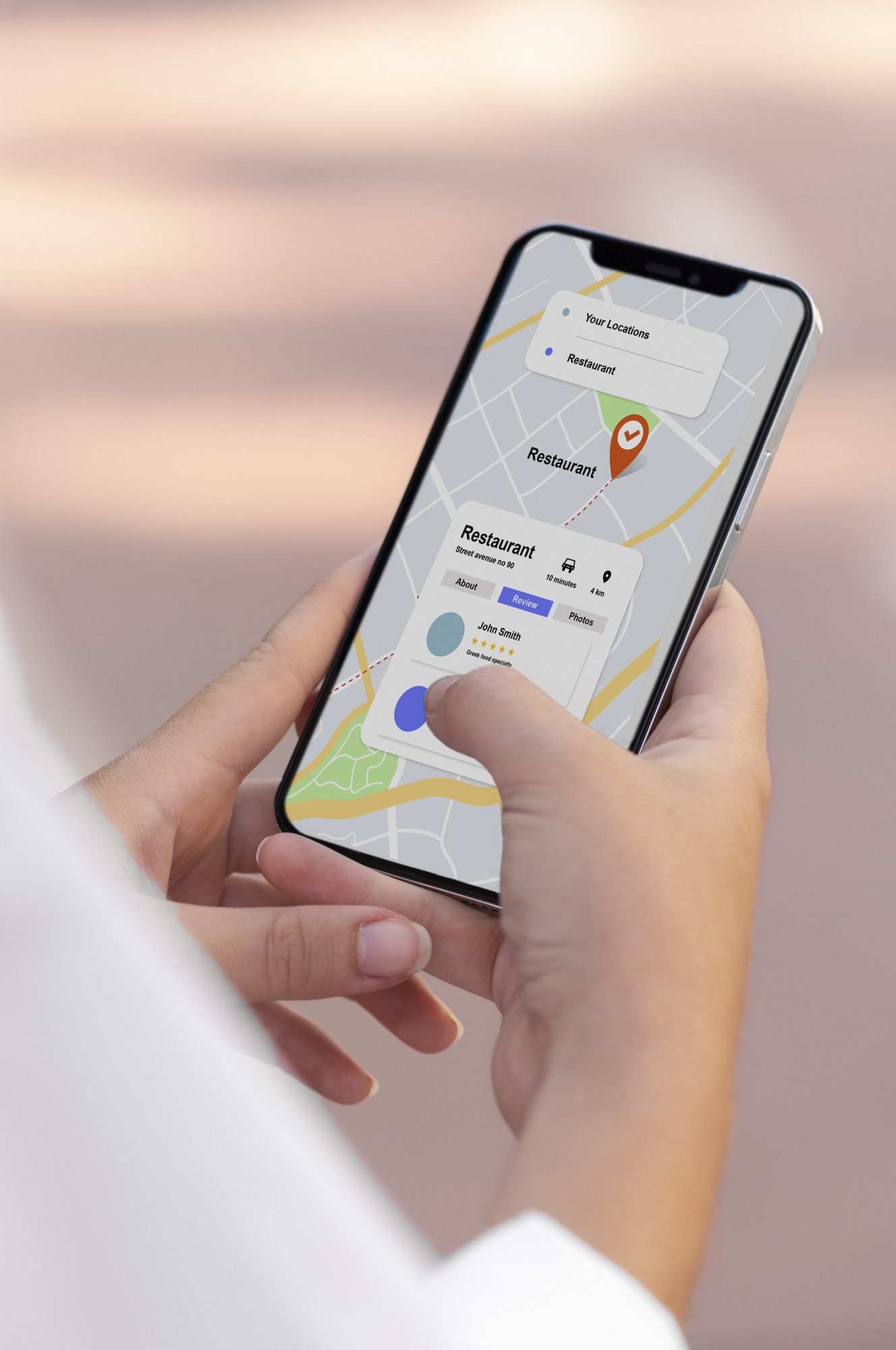 Mains tenant un smartphone affichant une fiche Google My Business