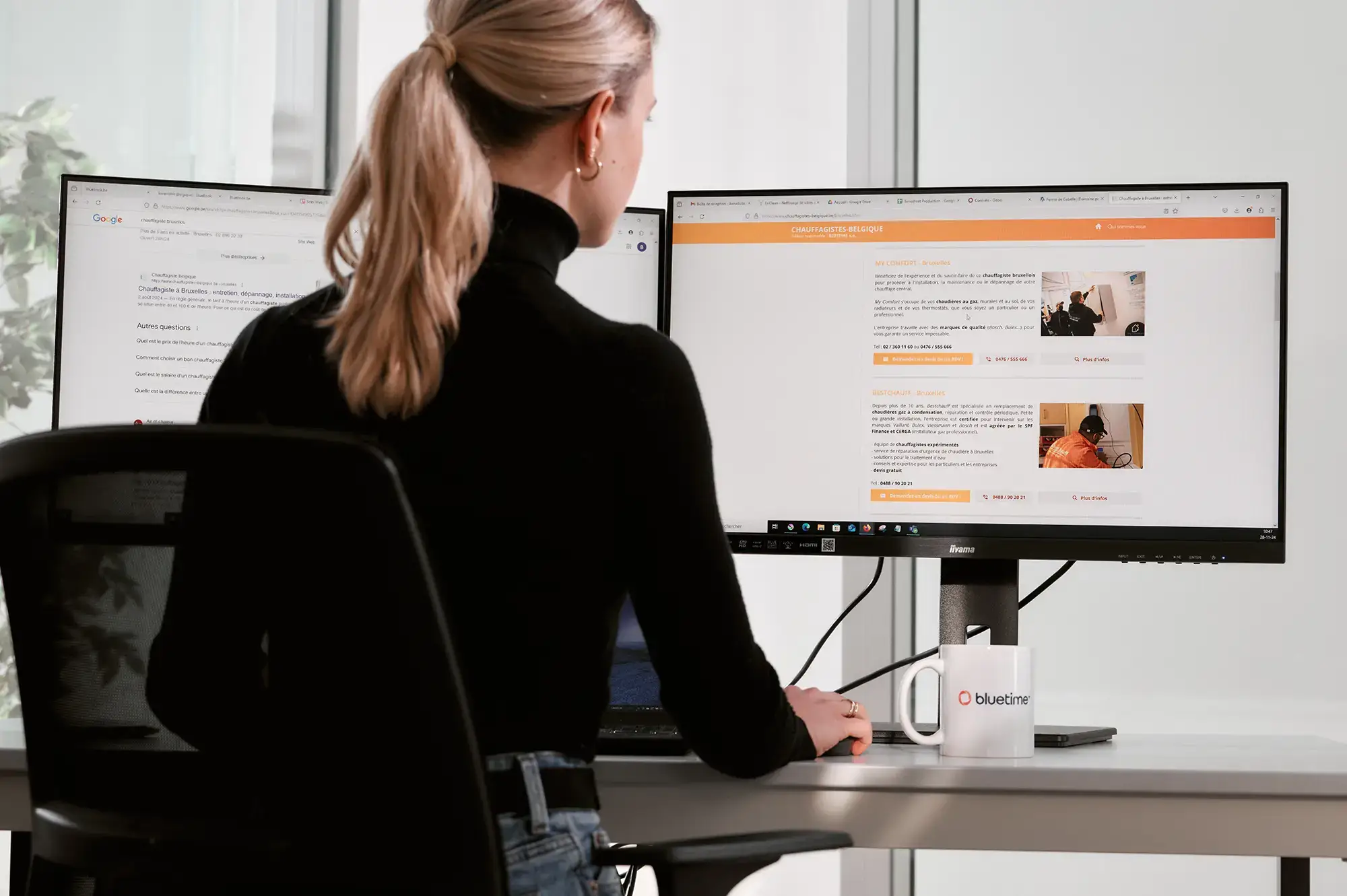 Een copywriter die zittend en met haar rug naar de camera werkt