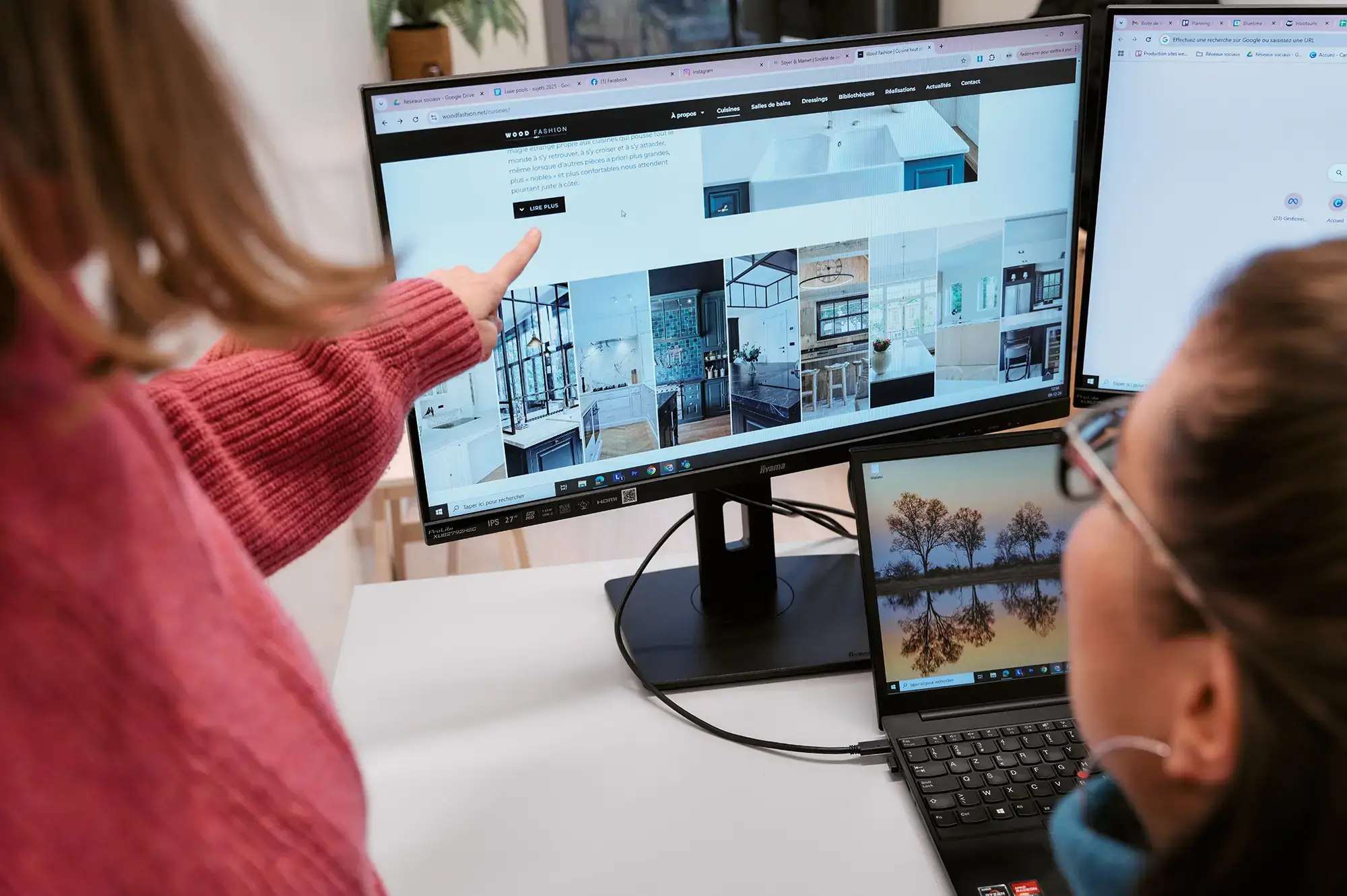 Deux expertes travaillent à la création d’un site web sur ordinateur