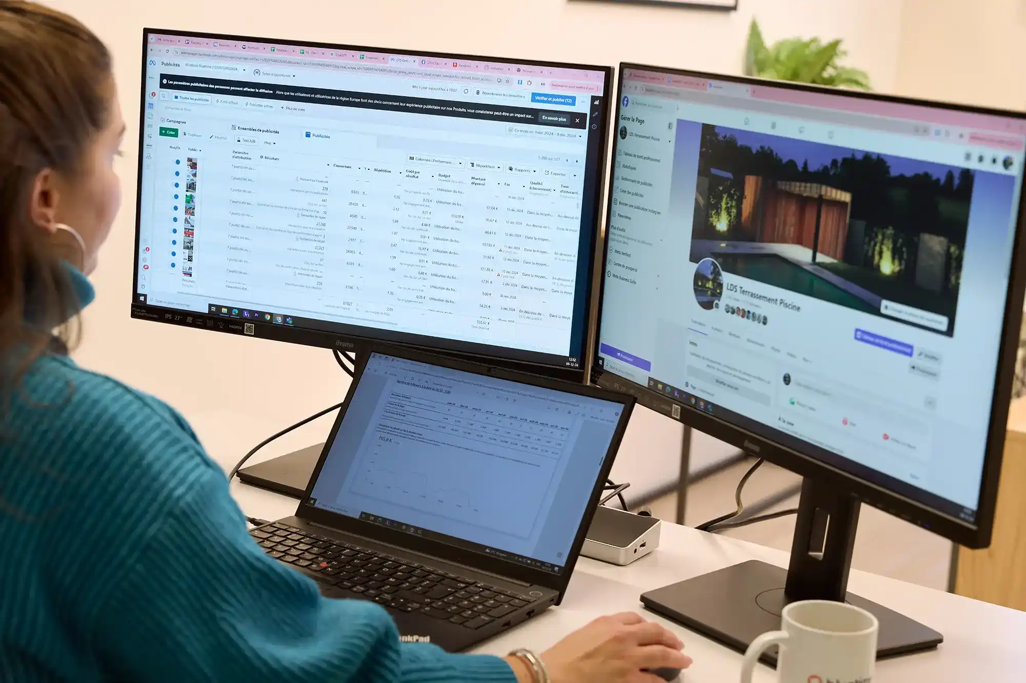 Een expert analyseert de visuele identiteit van een klant op de computer