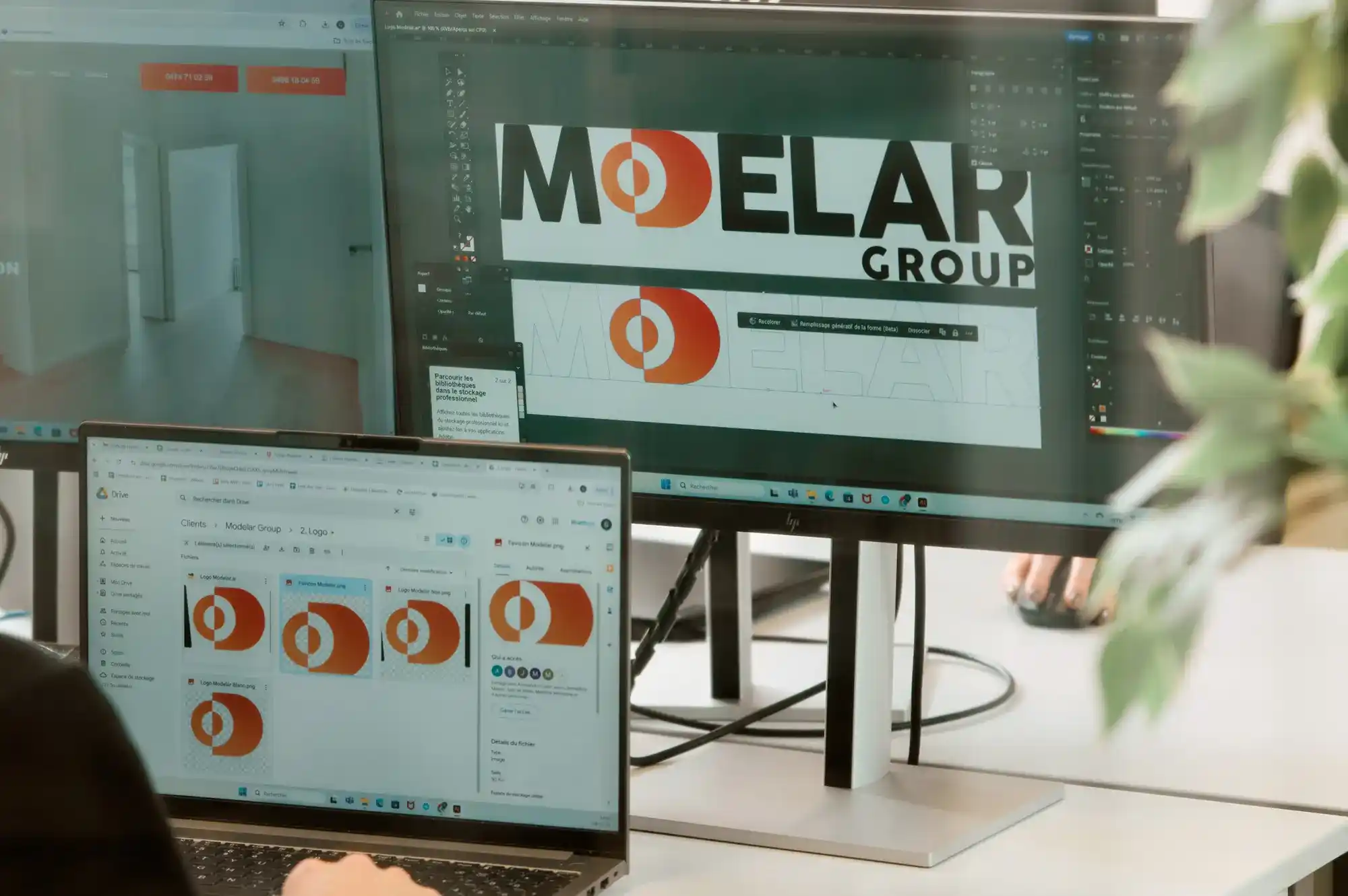 Zoom op twee computerschermpjes waarop varianten van een logo worden weergegeven