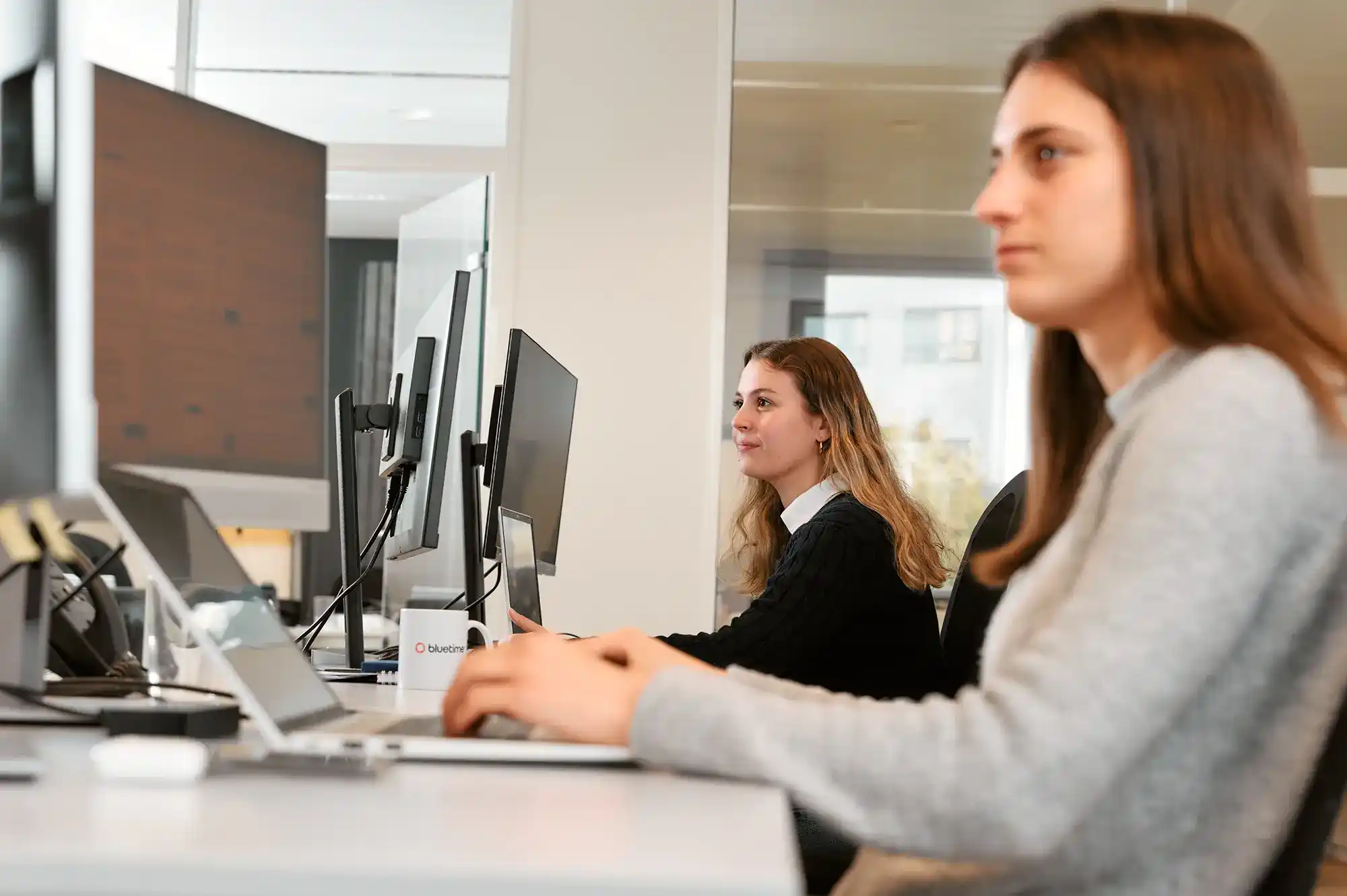 Deux expertes SEA analysent leurs campagnes sur ordinateur