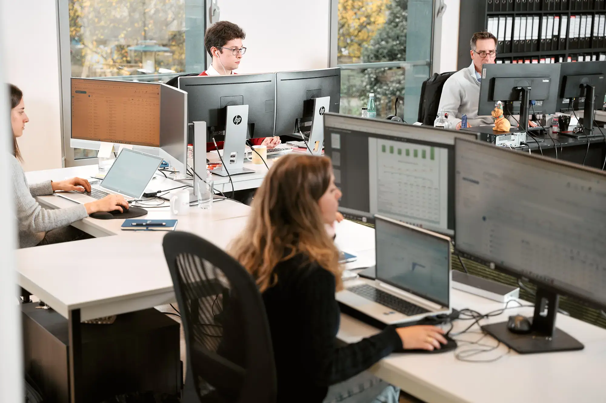 Quatre experts en Google Ads travaillant sur leurs ordinateurs