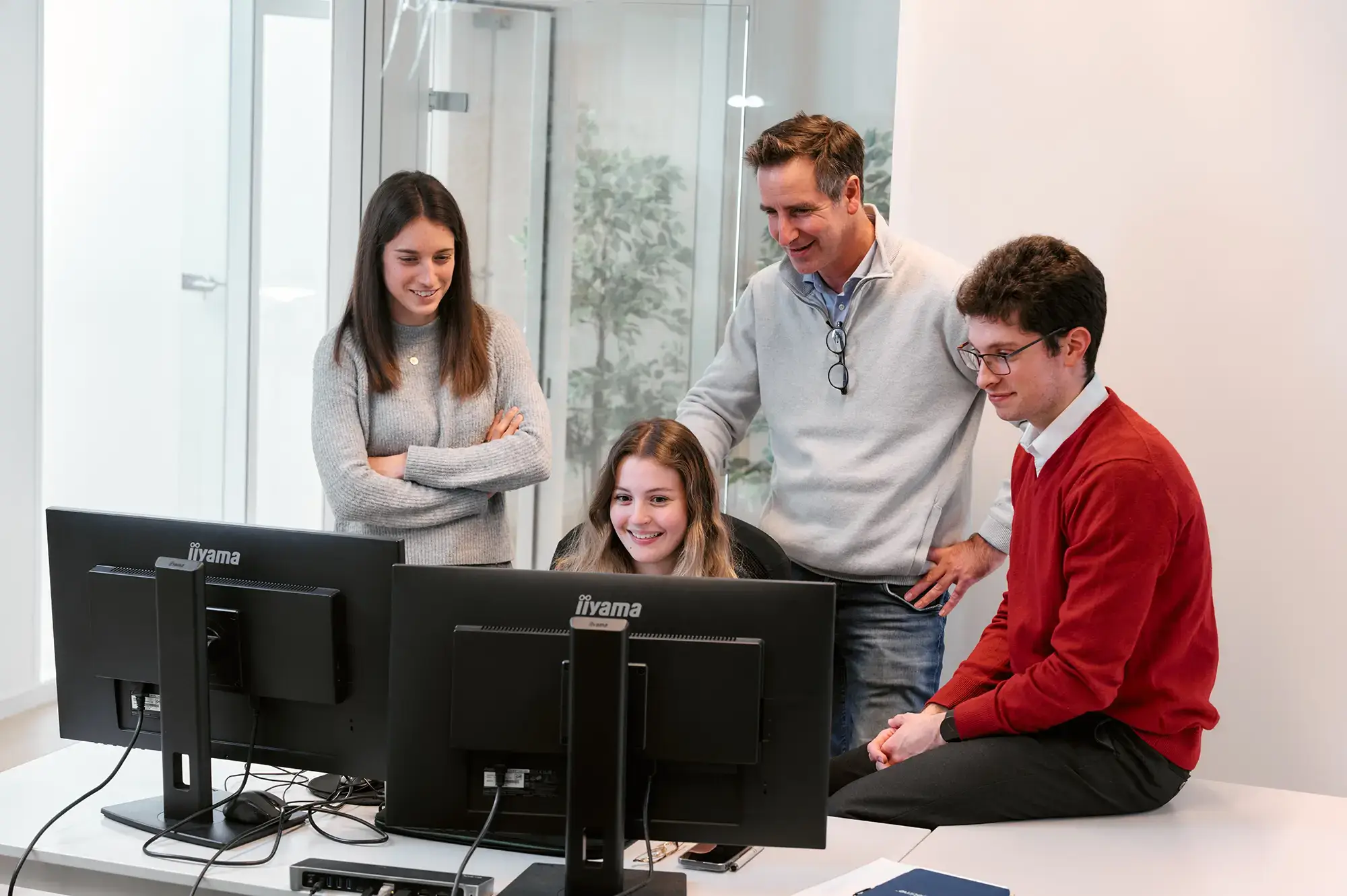 Quatre experts SEA sourient devant les résultats de leurs campagnes