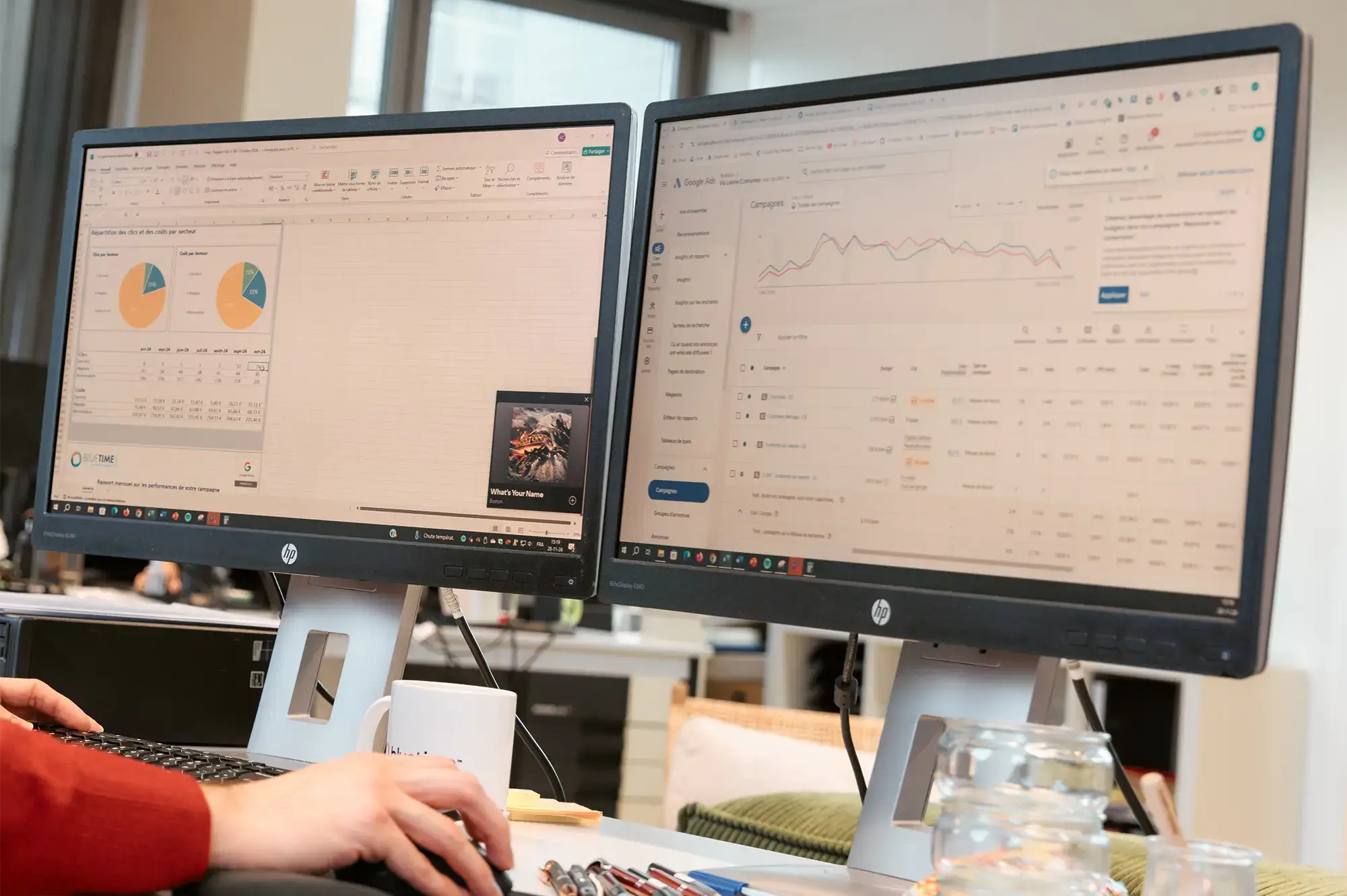 Zoom sur deux écrans montrant des graphiques et données à analyser