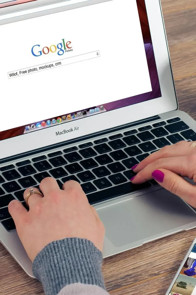 Une dame effectue des recherches sur Google