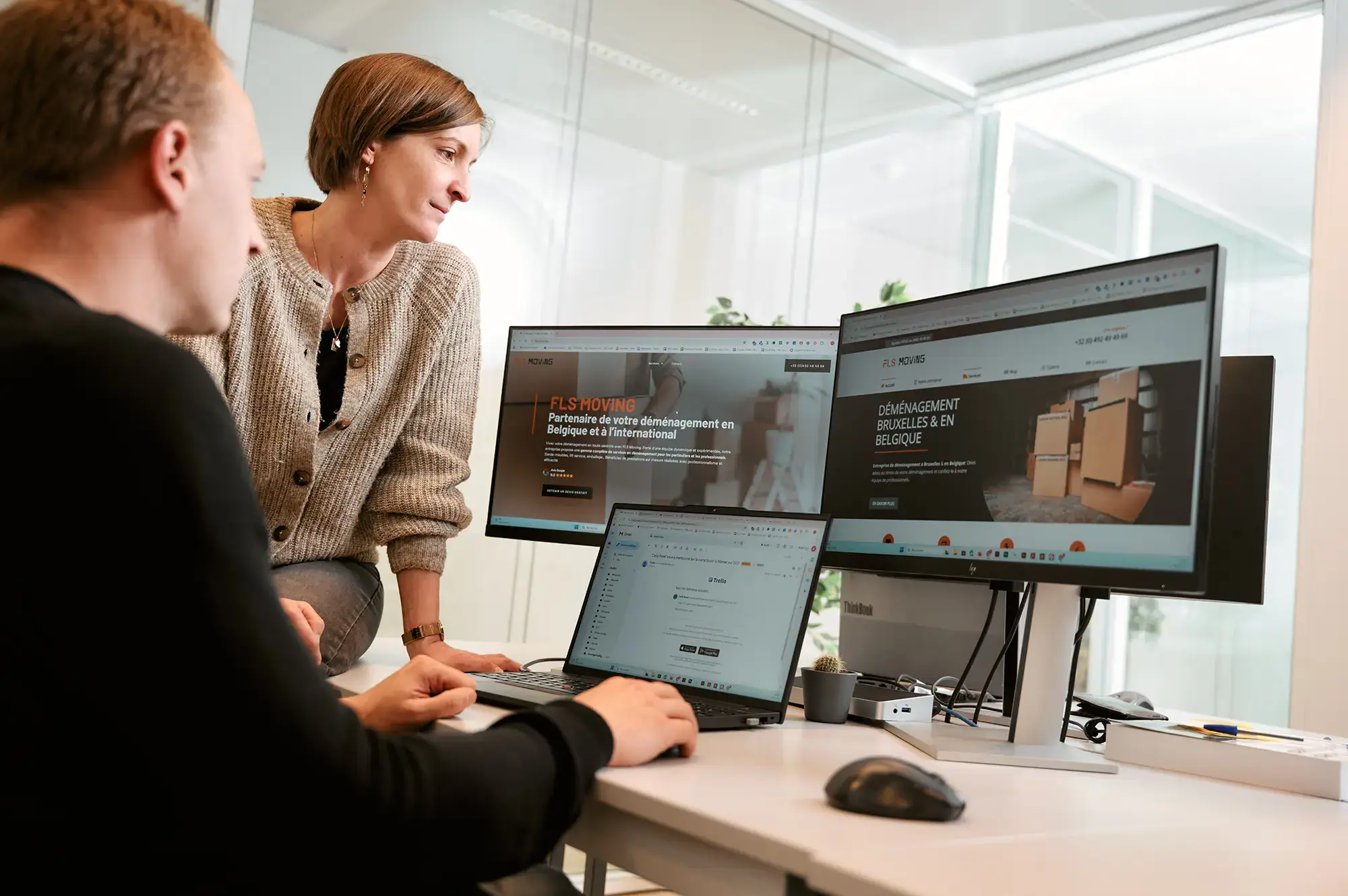 Deux web designers travaillent sur la création d’un site web sur ordinateur