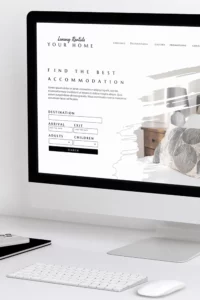 Un ordinateur avec une page d'accueil de site web affichée à l'écran