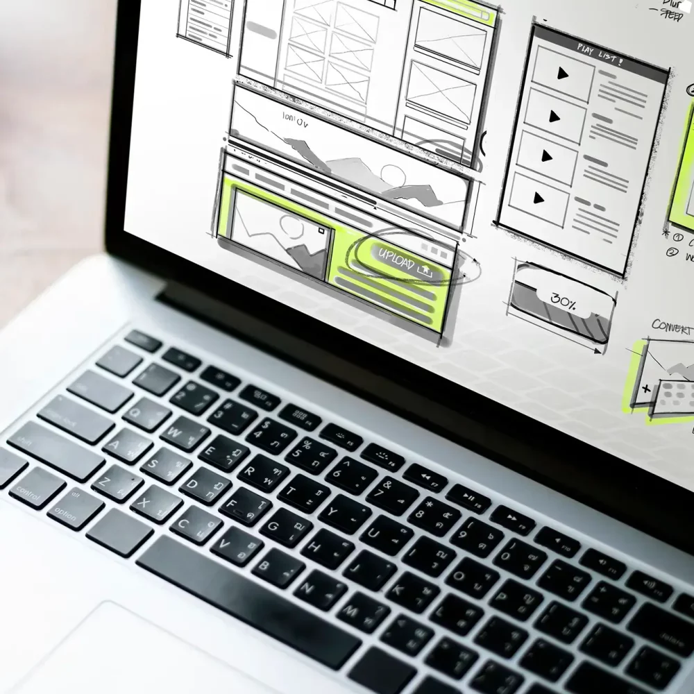 Wireframe de site web affiché sur un ordinateur portable