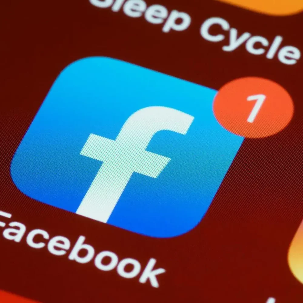 Écran de smartphone sur lequel on voit l'application Facebook avec une notification
