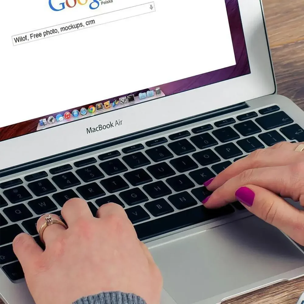 Une dame effectue des recherches sur Google
